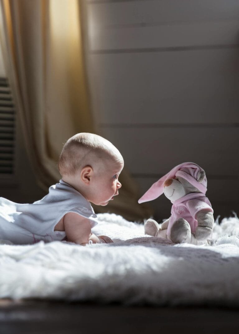 Bébé face à sa peluche douce dans une ambiance tendre