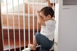 Bébé explorant la maison en toute sécurité