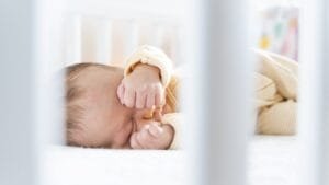 Bébé qui dort paisiblement dans son berceau lumineux