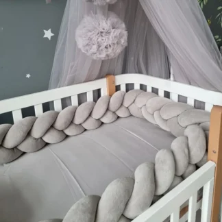 Tour de Lit Tressé en Velours – Coussin Déco et Cale-Bébé